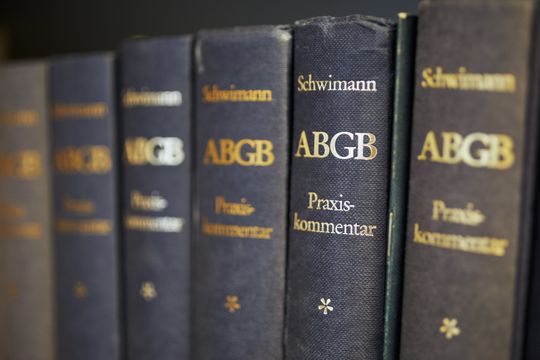 Bücher in der Rechtsanwaltskanzlei in Bregenz