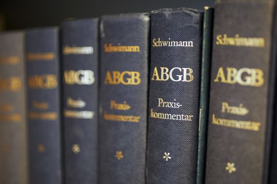 Bücher in der Rechtsanwaltskanzlei in Bregenz